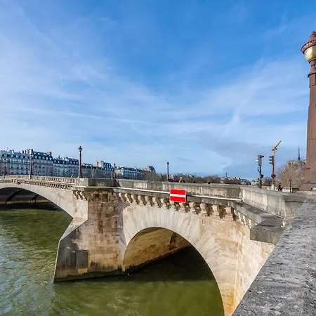 Magnifique Studette Au Coeur De L'ile Saint Louis Paris